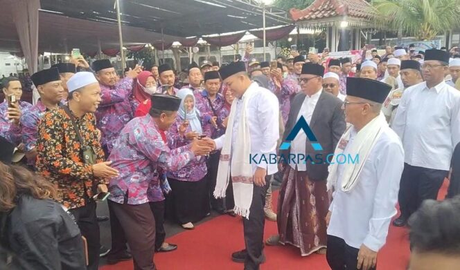 
Pulang dari Retreat, Bupati Rusdi Sutejo dan Wabup Gus Shobih Sapa Ribuan Warga di Pendopo Kabupaten Pasuruan