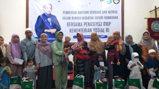 
Fatma Saifullah Yusuf Berikan Bantuan Sembako dan Nutrisi untuk Warga Kota Pasuruan