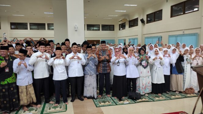 
Wagub Jateng Taj Yasin Apresiasi Kegiatan Pesantren Ramadan Pelajar Nasional ke-3 Tahun 2025