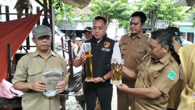 
Satgas Pangan Polres Pasuruan Sidak MinyaKita di Sejumlah Pasar Tradisional