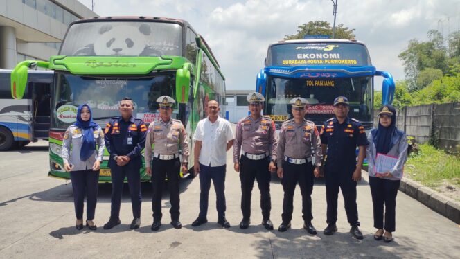 
Satlantas Polres Madiun Kota Bersama Dishub Gelar RAMCEK di Terminal Purboyo