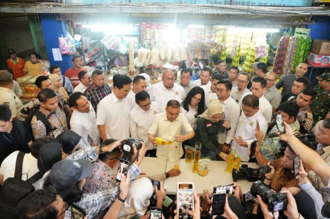 
Sidak Minyakita di Pasar Kramat Jati: Dasco Pastikan Harga dan Takaran Sesuai
