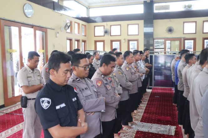 
Tiga Anggota Polri yang Gugur di Lampung, Polres Blitar Kota Gelar Salat Ghoib