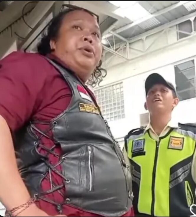 
Viral, ‘Jagoan Cikiwul’ Minta THR dan Ancam Tutup Jalan, Kini Dikejar Polisi