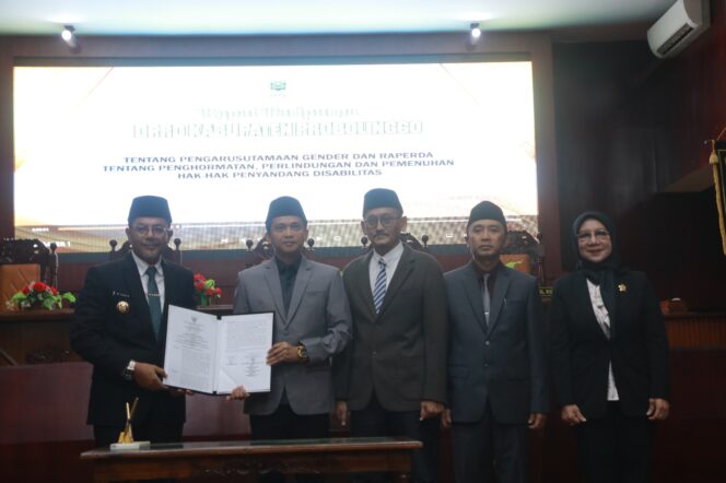 
Pemkab Probolinggo dan DPRD Teken Persetujuan Raperda PUG dan Disabilitas