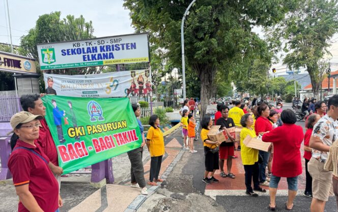 
Solidaritas Beragama, Umat Kristen di Pasuruan Berbagi Takjil