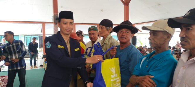 
Karang Taruna Bagikan 400 Zakat Fitrah Bagi Abang Becak