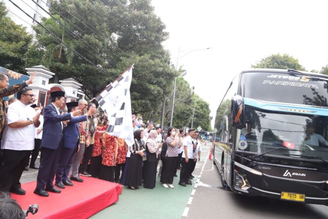 
Menag Lepas Ratusan Peserta Program Mudik Gratis 2025 