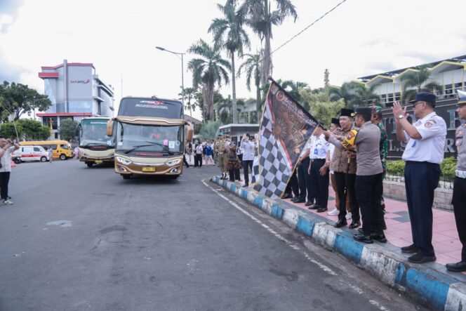 
Bupati dan Forkopimda Jember Lepas Keberangkatan Ratusan Peserta Mudik Gratis 2025