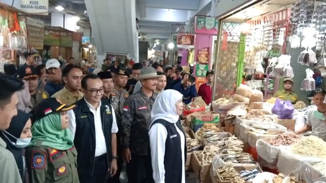 
Jelang Idul Fitri, Gubernur Khofifah Tinjau Kebutuhan Bahan Pokok di Pasar Besar Madiun
