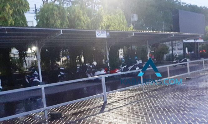 
Polres Pasuruan Sediakan Tempat Penitipan Kendaraan untuk Pemudik