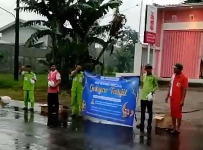 
Hiswana Migas Bagikan Ribuan Paket Takjil Gratis di Pasuruan