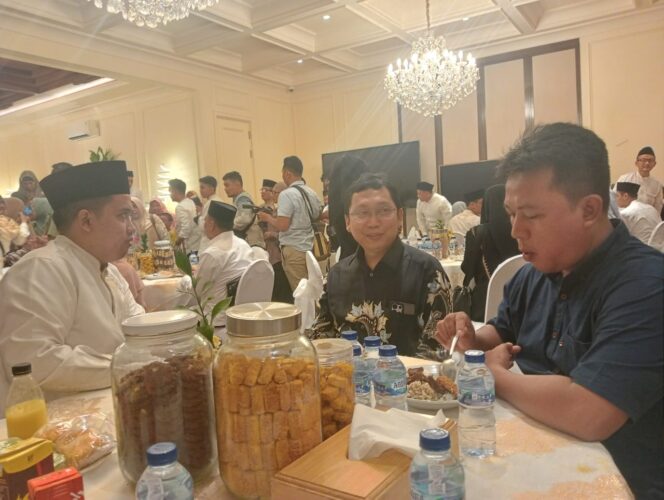 
Open House di Kediaman Gubernur Jawa Timur Membludak, Gus Ali Sebut Khofifah Milik Warga Jatim