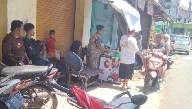 
Penjual Rujak Uleg di Pasuruan Ramai Diserbu Pembeli Saat Libur Lebaran 