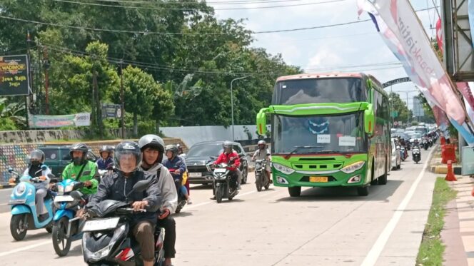 
Ribuan Kendaraan Pemudik Padati Ruas Jalan Nglames Kabupaten Madiun