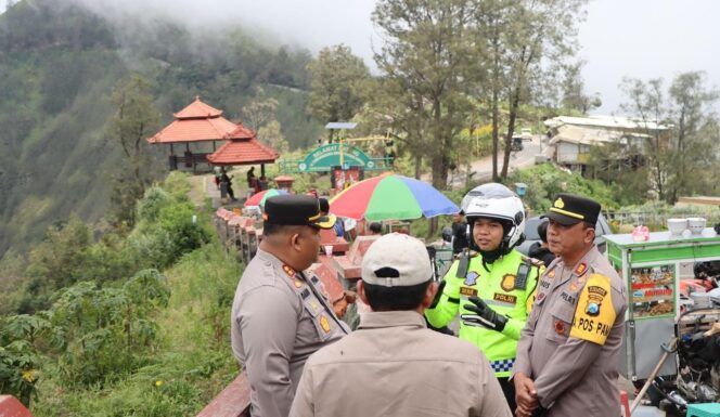 
Antisipasi Lonjakan Wisatawan, Kapolres Pasuruan Tinjau Langsung Jalur Wisata Gunung Bromo