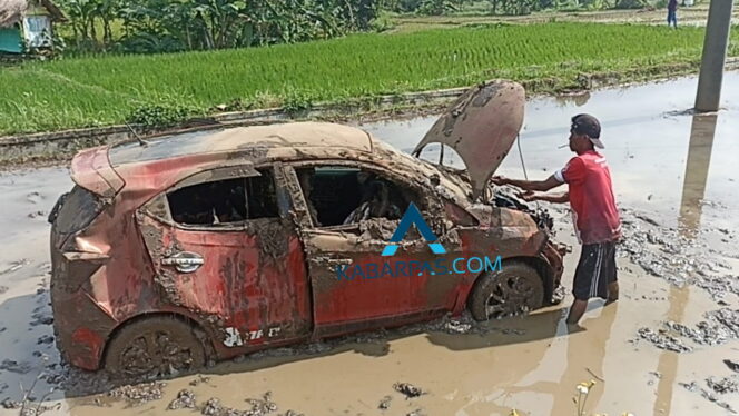 
Mobil Brio Terjun ke Sawah di Pasuruan