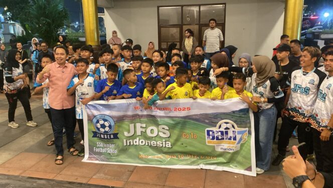 
Bupati Fawait Lepas Keberangkatan SSB JFOS ke Turnamen Internasional di Bali
