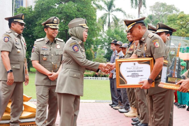 
Delegasi Jember Bawa Pulang 2 Penghargaan Tingkat Provinsi di HUT Damkarmat, Satpol PP, dan Satlinmas