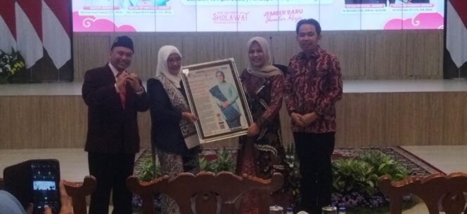 
Ghyta Eka Puspita Terima Tanda Kehormatan Bunda Perawat dan Bunda Bidan dari PPNI dan IBI Jember