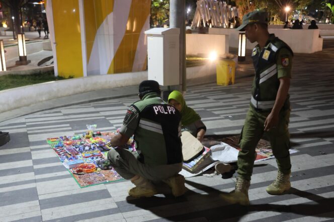 
Libatkan Lintas Sektor, Satpol PP Jember Gelar Operasi Penertiban Pedagang Alun-alun