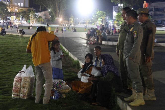 
Masih Ngeyel Jualan, Satpol PP dan Instansi Terkait Sekali Lagi Tertibkan Pedagang di Alun-alun Jember