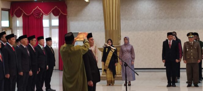
Jupriono Dilantik Jadi Pj Sekda Jember, Bupati Fawait Tekankan Birokrat Tegak Lurus Satu Komando