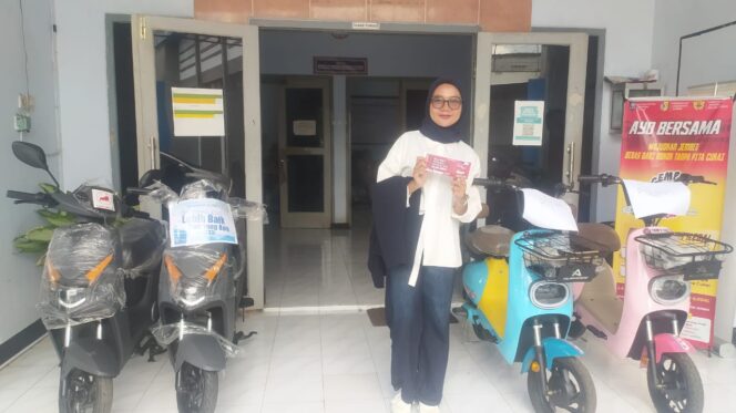 
Meriahkan May Day, Disnaker Jember dan Elemen Buruh Gelar Jalan Sehat Berhadiah Sepeda Listrik