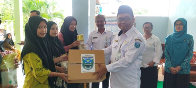 
Cegah Stunting, DKP Serahkan Bantuan Beras Fortifikasi Bagi Bumil dan Baduta