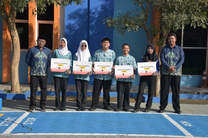 
Semangat Edukasi #Cari_Aman Berkendara, Duta Safety Riding SMK Muhammadiyah 1 Kepanjen Terima Beasiswa Yayasan Astra Honda Motor