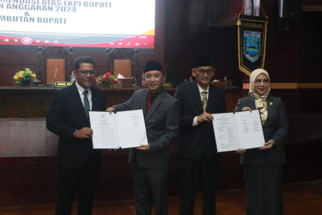 
DPRD Serahkan Rekomendasi LKPj Bupati 2024