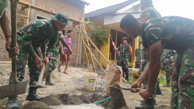 
Pasukan TMMD ke-124 Kodim Jember Percepat Renovasi Rutilahu Milik Pembecak