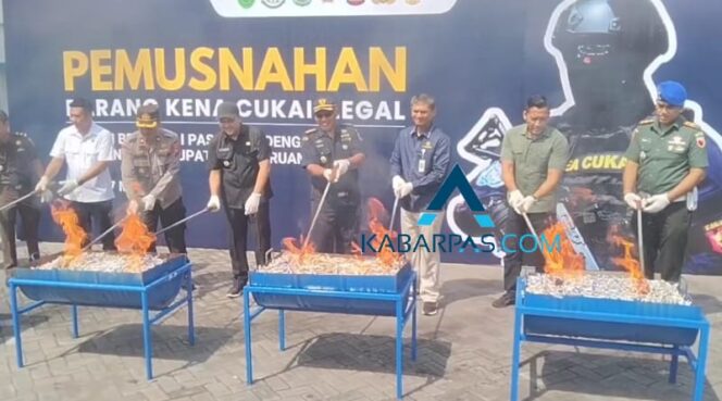 
Jutaan Rokok Ilegal Dimusnahkan Bea Cukai dan Pemkab Pasuruan