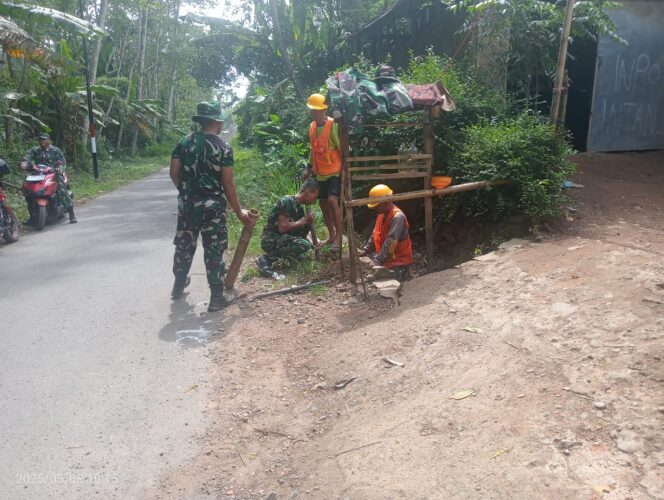 
Pasukan TMMD Kodim 0824/Jember Bersama PLN Pasang Lampu PJU di Desa Plalangan