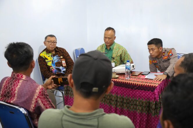 
Langkah Pemkab Jember Lindungi Warga Mayangan Gumukmas, Ambil Sampel Air yang Diduga Tercemar Limbah Pabrik