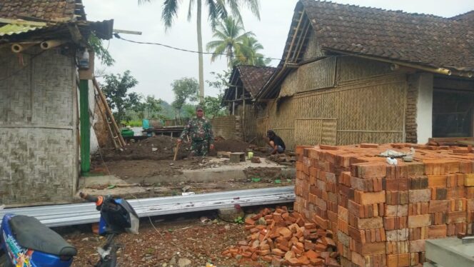 
Material Bangunan Berdatangan, Pasukan TMMD ke 124 Kodim Bersiap Bangun Rumah Janda Buruh Tani