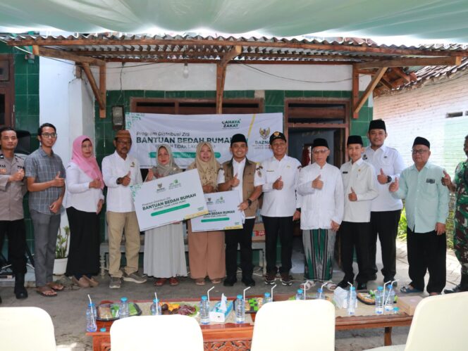 
Wali Kota Pasuruan Menyerahkan Bantuan Bedah Rumah, Ada Tiga Keluarga Penerima Manfaat