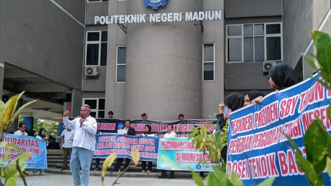 
Tuntut Status Menjadi PNS, Puluhan Dosen dan Tendik Politeknik Negeri Madiun Gelar Aksi Damai