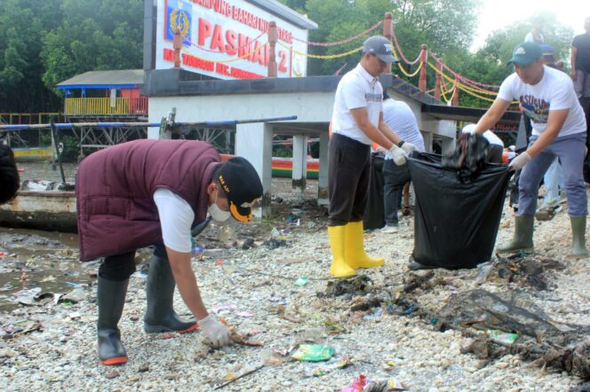 
Wali Kota Adi Wibowo Bersih-bersih Hutan Mangrove Tambaan