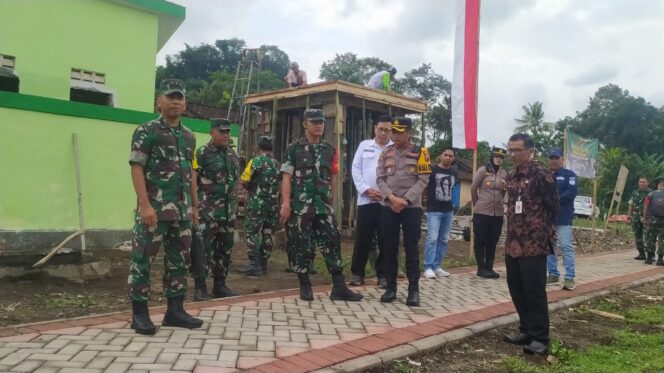 
Tim Wasev Mabes AD Optimis Pembangunan Infrastruktur TMMD Kodim Jember di Desa Plalangan Selesai Lebih Cepat