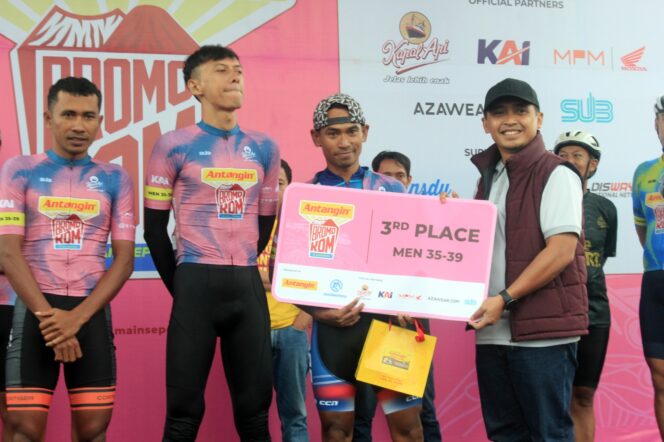 
Wali Kota Pasuruan Menyerahkan Medali Kesejumlah Pemenang Cyclis Bromo Kom 2025