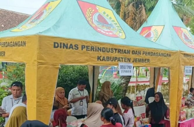 
Jaga Stabilitas Pasokan dan Harga Bapokting,Disperindag Jember Gelar Pasar Murah Penuh Cinta