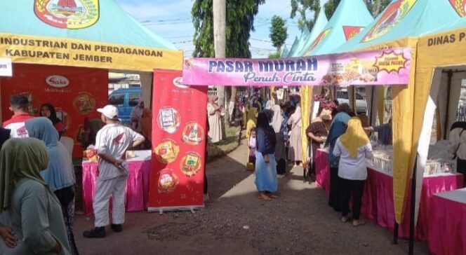 
Stabilkan Harga dan Penuhi Stok Bapokting, Disperindag Jember Buka Pasar Murah Penuh Cinta di Kecamatan Mayang