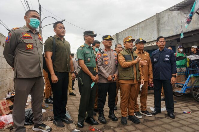 
Mas Adi Turun Langsung Pantau Penertiban Pasar Besar Kota Pasuruan