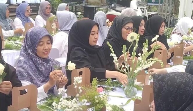 
Puluhan Kaum Hawa Adu Kreasi Merangkai Bunga di Hutan Cempaka 