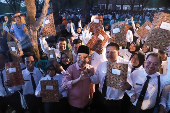 
Puncak 100 Hari Kerja, Bupati Fawait Serahkan 1.847 SK PPPK di Lokasi Wisata