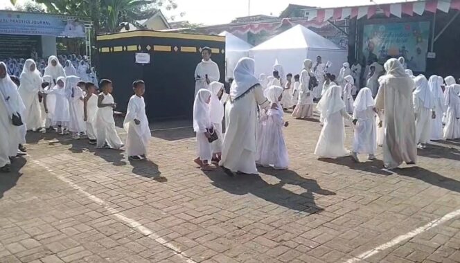 
Ratusan Siswa KB hingga MA Darul Ulum Karangpandan Antusias Ikuti Gebyar Manasik Haji