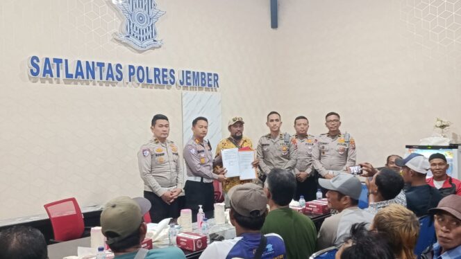 
Satlantas Polres Jember Capai Kesepakatan dengan Driver Odong-odong dan Kereta Kelinci Jaga Keselamatan dan Ketertiban di Jalan