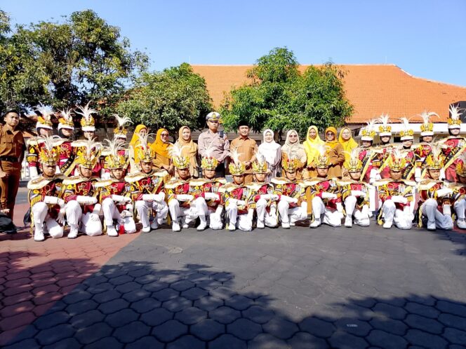 
Mas Adi Lepas Kontingen Pocil untuk Berlaga di Tingkat Provinsi