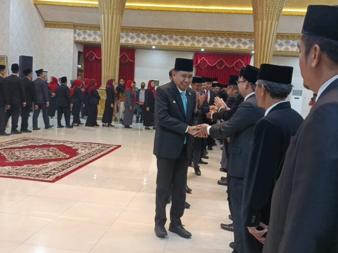 
Lantik 17 Kepala OPD, Bupati Fawait Minta Para Pejabat Kerja Sama Selesaikan Kemiskinan di Jember